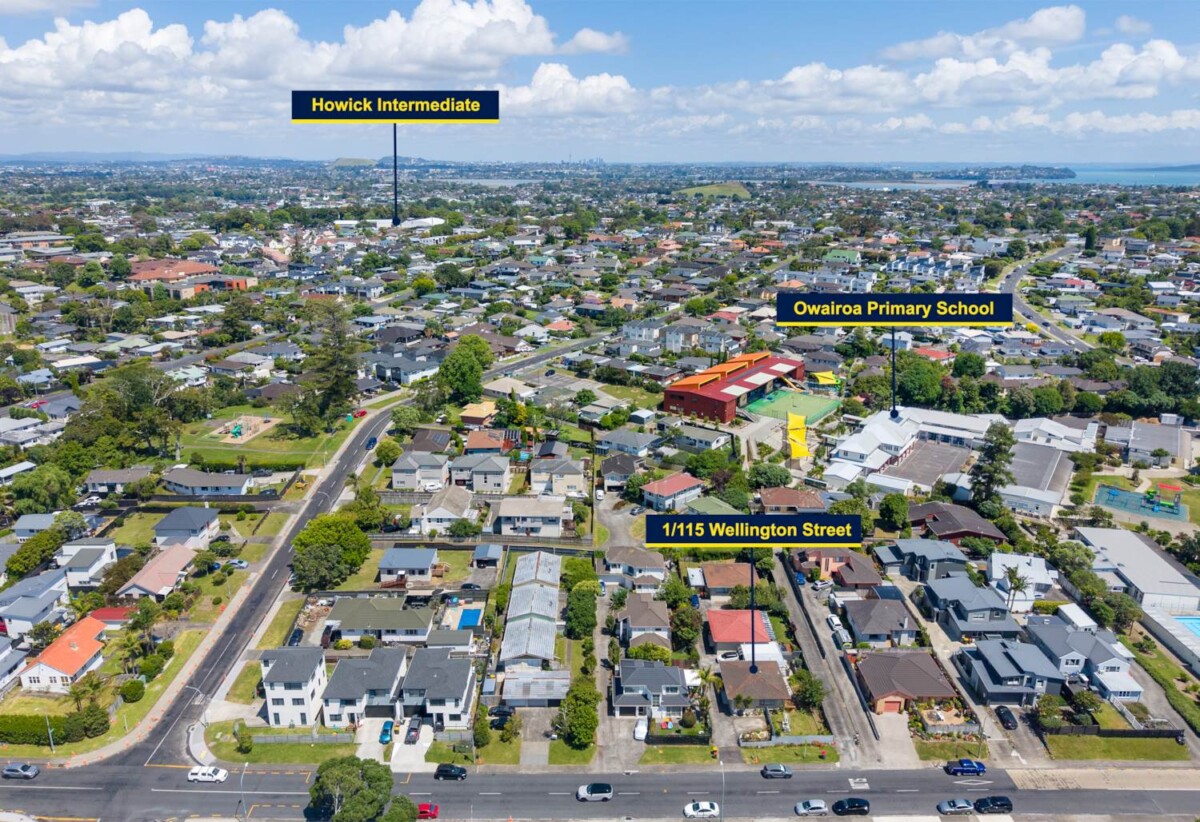 Brick and tile 2 beds home, close to Howick Village, schools, beach, 0.1 km to Owairoa School, 0.7 km to Howick Intermediate, 1.4 km to Howick College, 1/115 Wellington Street, Howick, Auckland