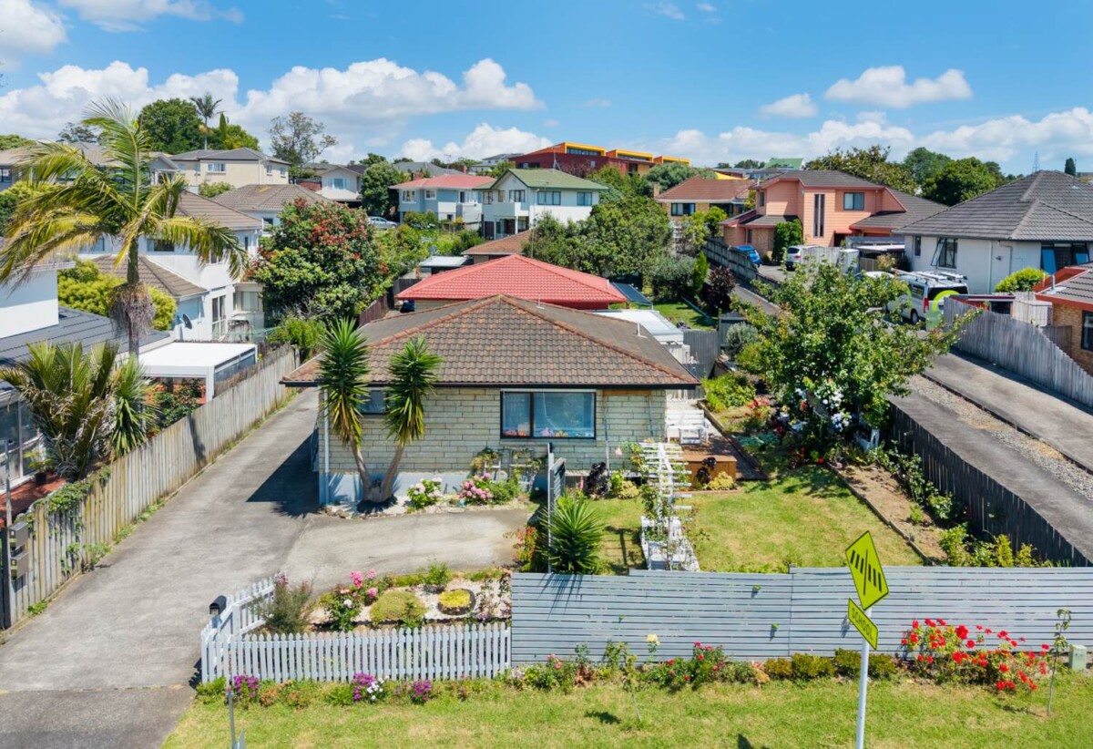 Brick and tile 2 beds home, close to Howick Village, schools, beach, 0.1 km to Owairoa School, 0.7 km to Howick Intermediate, 1.4 km to Howick College, 1/115 Wellington Street, Howick, Auckland
