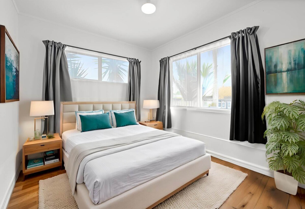 Brick and tile 2 beds home, close to Howick Village, schools, beach, 0.1 km to Owairoa School, 0.7 km to Howick Intermediate, 1.4 km to Howick College, 1/115 Wellington Street, Howick, Auckland