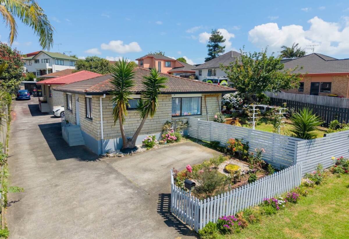 Brick and tile 2 beds home, close to Howick Village, schools, beach, 0.1 km to Owairoa School, 0.7 km to Howick Intermediate, 1.4 km to Howick College, 1/115 Wellington Street, Howick, Auckland