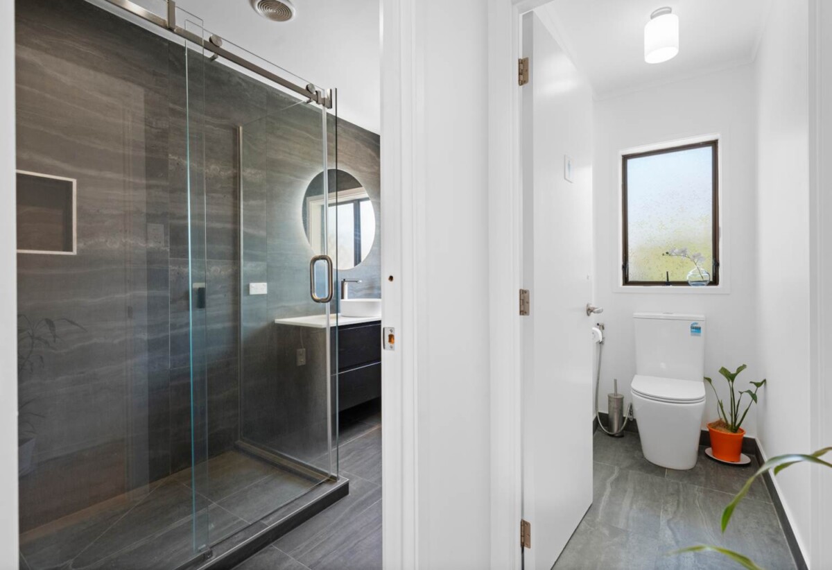 Brick and tile 2 beds home, close to Howick Village, schools, beach, 0.1 km to Owairoa School, 0.7 km to Howick Intermediate, 1.4 km to Howick College, 1/115 Wellington Street, Howick, Auckland