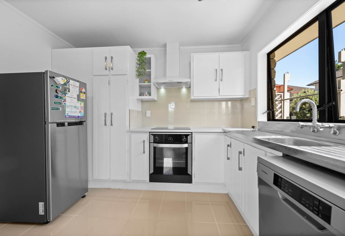 Brick and tile 2 beds home, close to Howick Village, schools, beach, 0.1 km to Owairoa School, 0.7 km to Howick Intermediate, 1.4 km to Howick College, 1/115 Wellington Street, Howick, Auckland