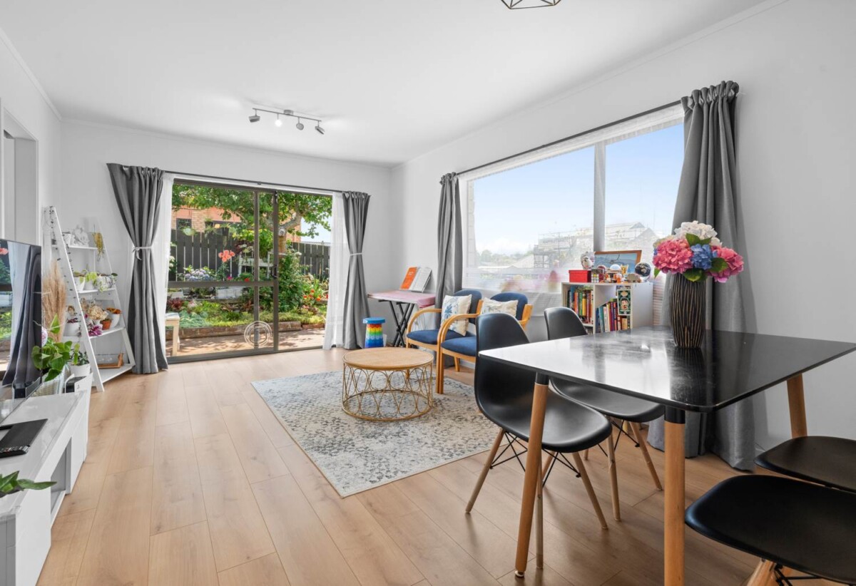Brick and tile 2 beds home, close to Howick Village, schools, beach, 0.1 km to Owairoa School, 0.7 km to Howick Intermediate, 1.4 km to Howick College, 1/115 Wellington Street, Howick, Auckland