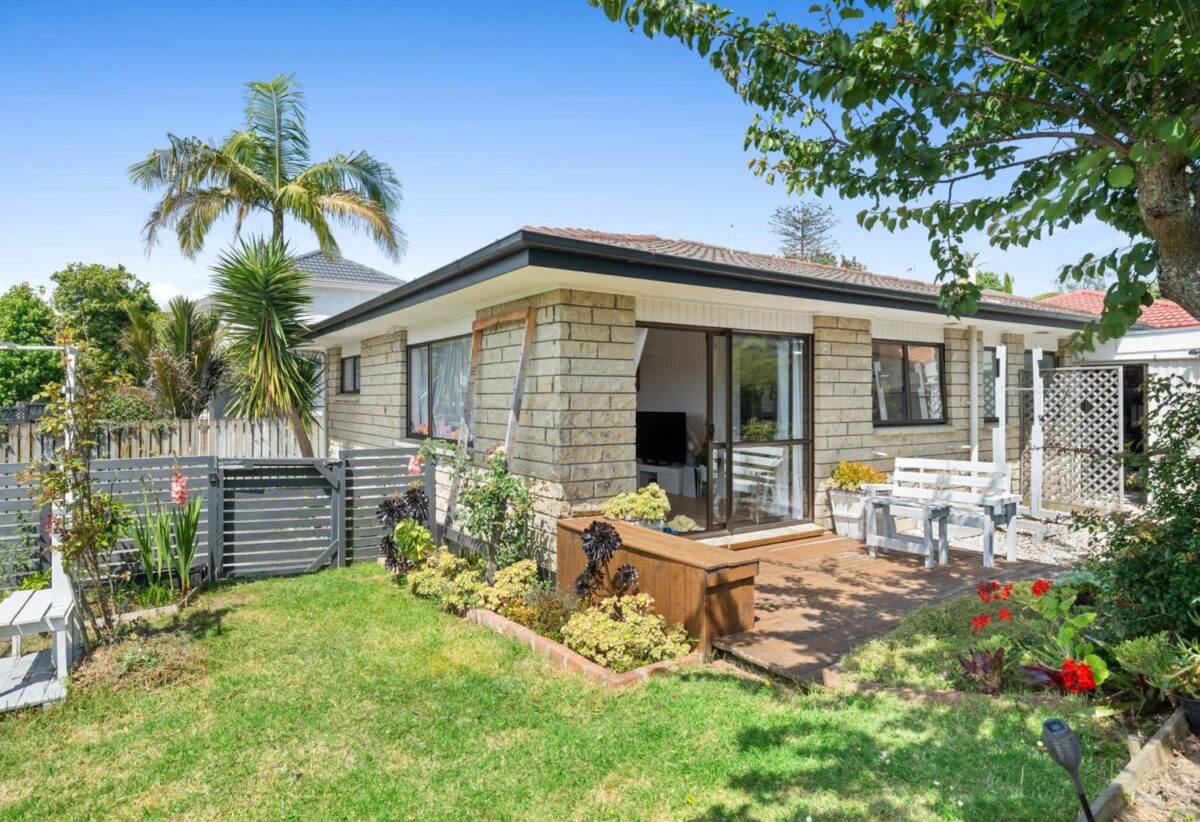 Brick and tile 2 beds home, close to Howick Village, schools, beach, 0.1 km to Owairoa School, 0.7 km to Howick Intermediate, 1.4 km to Howick College, 1/115 Wellington Street, Howick, Auckland