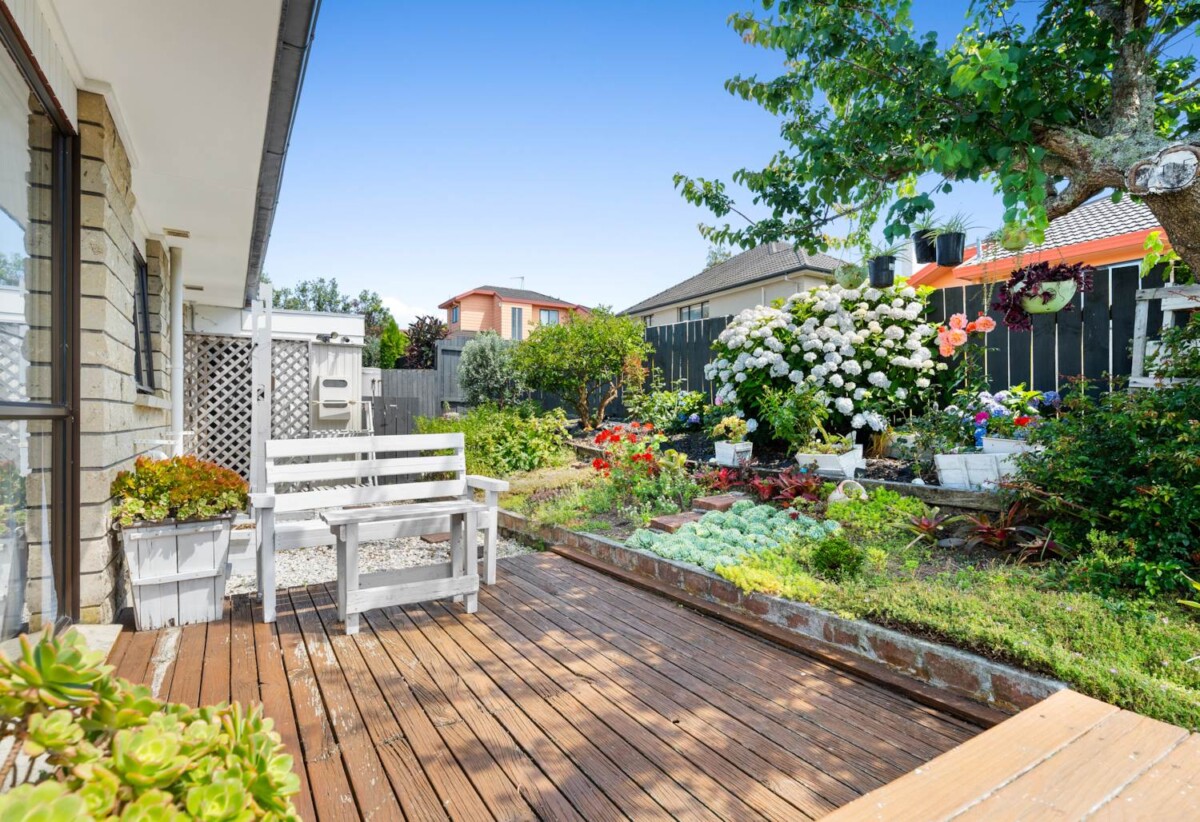 Brick and tile 2 beds home, close to Howick Village, schools, beach, 0.1 km to Owairoa School, 0.7 km to Howick Intermediate, 1.4 km to Howick College, 1/115 Wellington Street, Howick, Auckland