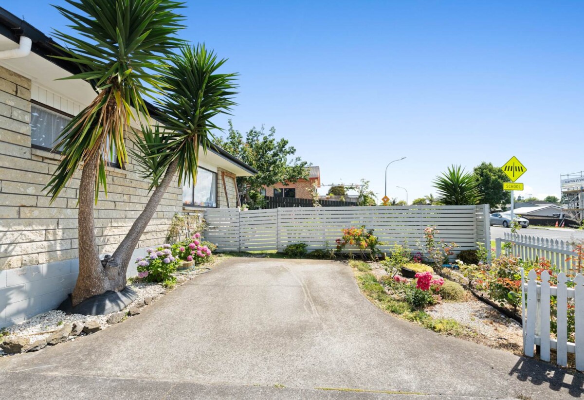 Brick and tile 2 beds home, close to Howick Village, schools, beach, 0.1 km to Owairoa School, 0.7 km to Howick Intermediate, 1.4 km to Howick College, 1/115 Wellington Street, Howick, Auckland