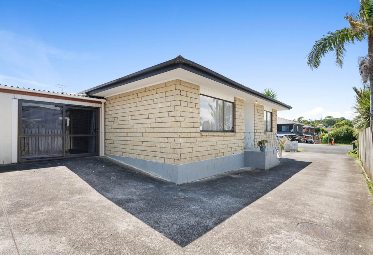 Brick and tile 2 beds home, close to Howick Village, schools, beach, 0.1 km to Owairoa School, 0.7 km to Howick Intermediate, 1.4 km to Howick College, 1/115 Wellington Street, Howick, Auckland