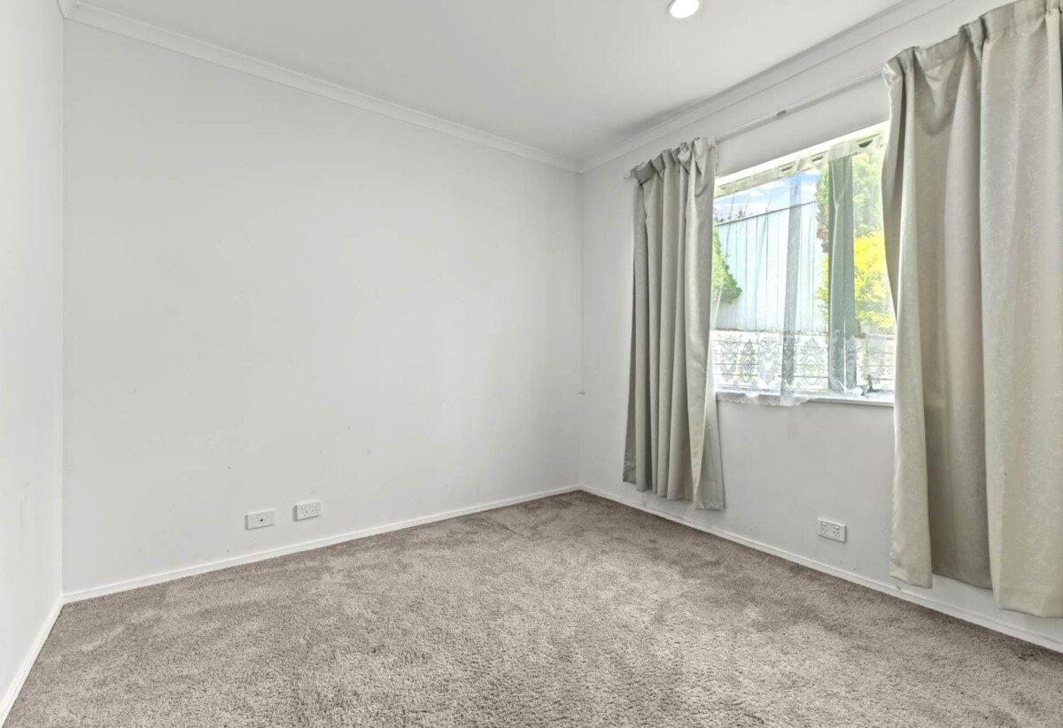 136m2 Brick and Tile 3 beds 2 baths house on 400m2 section, double garage, close to reserve, schools, town centre, motorway access, 10 Ironstone Place, Randwick Park, Auckland