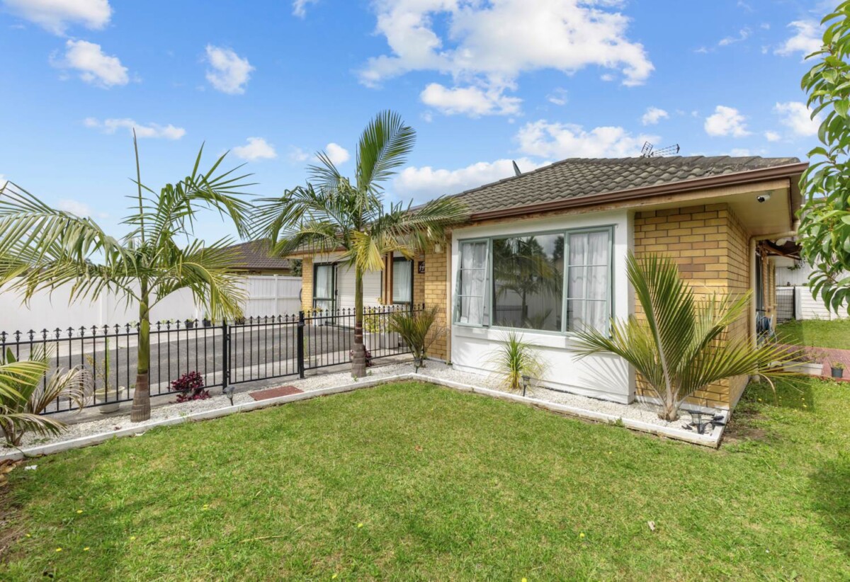 136m2 Brick and Tile 3 beds 2 baths house on 400m2 section, double garage, close to reserve, schools, town centre, motorway access, 10 Ironstone Place, Randwick Park, Auckland