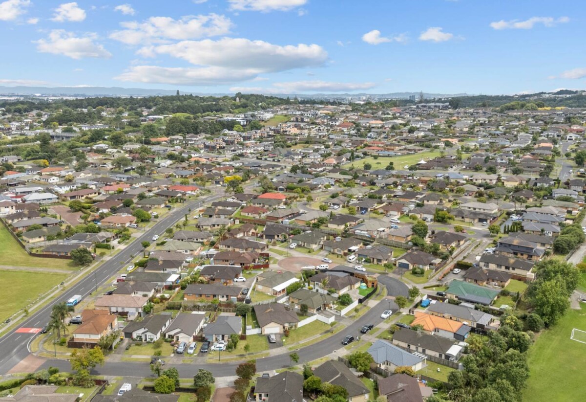136m2 Brick and Tile 3 beds 2 baths house on 400m2 section, double garage, close to reserve, schools, town centre, motorway access, 10 Ironstone Place, Randwick Park, Auckland