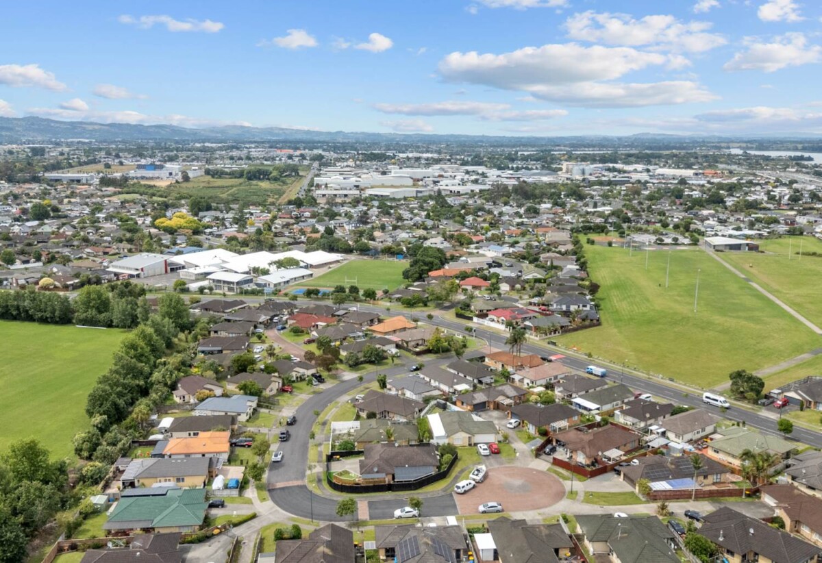 136m2 Brick and Tile 3 beds 2 baths house on 400m2 section, double garage, close to reserve, schools, town centre, motorway access, 10 Ironstone Place, Randwick Park, Auckland