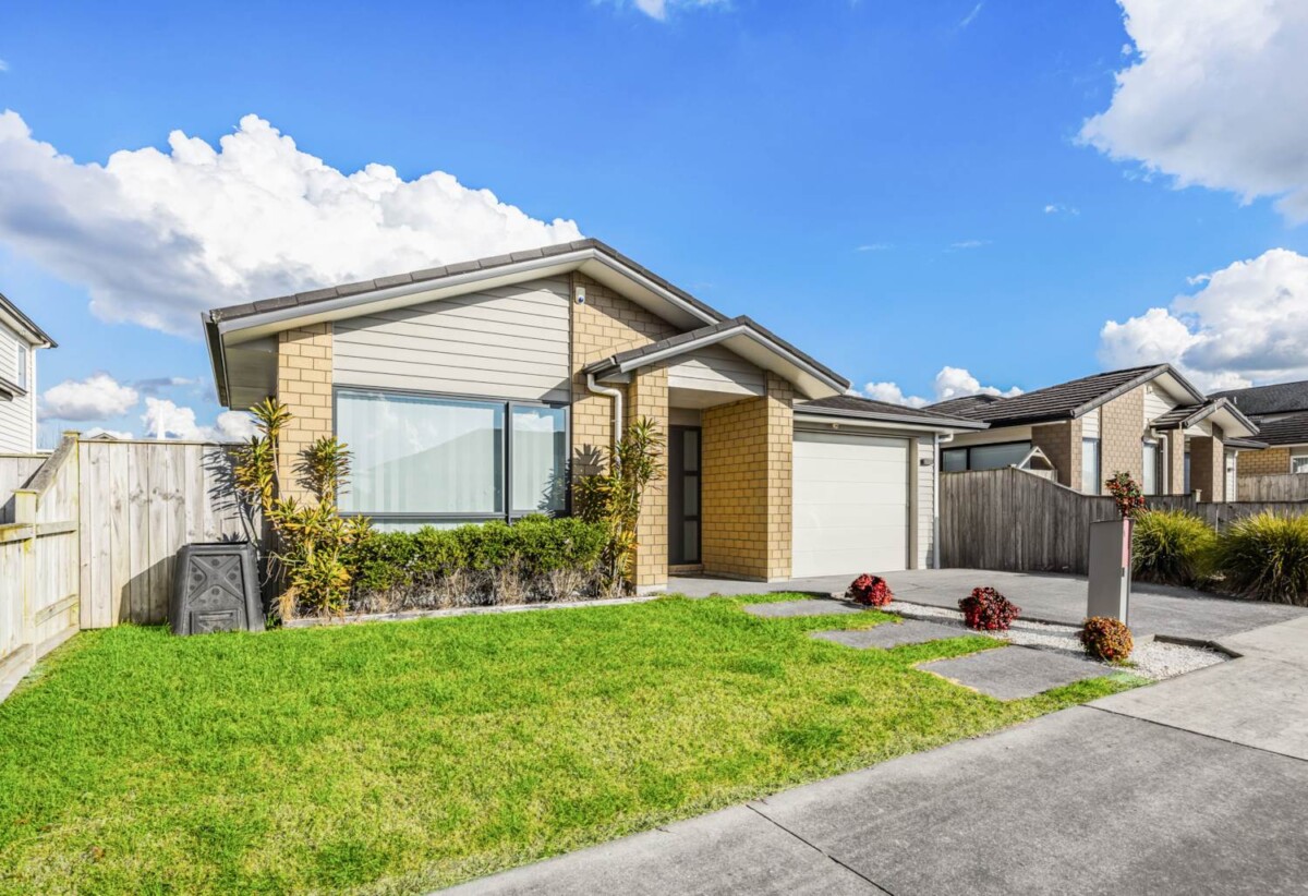 3 beds 2 baths house on 429m² section, double garage, close to schools, shops, motorway access, 18 Rauaruhe Road, Karaka, Auckland
