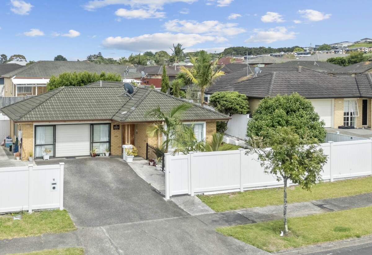 136m2 Brick and Tile 3 beds 2 baths house on 400m2 section, double garage, close to reserve, schools, town centre, motorway access, 10 Ironstone Place, Randwick Park, Auckland
