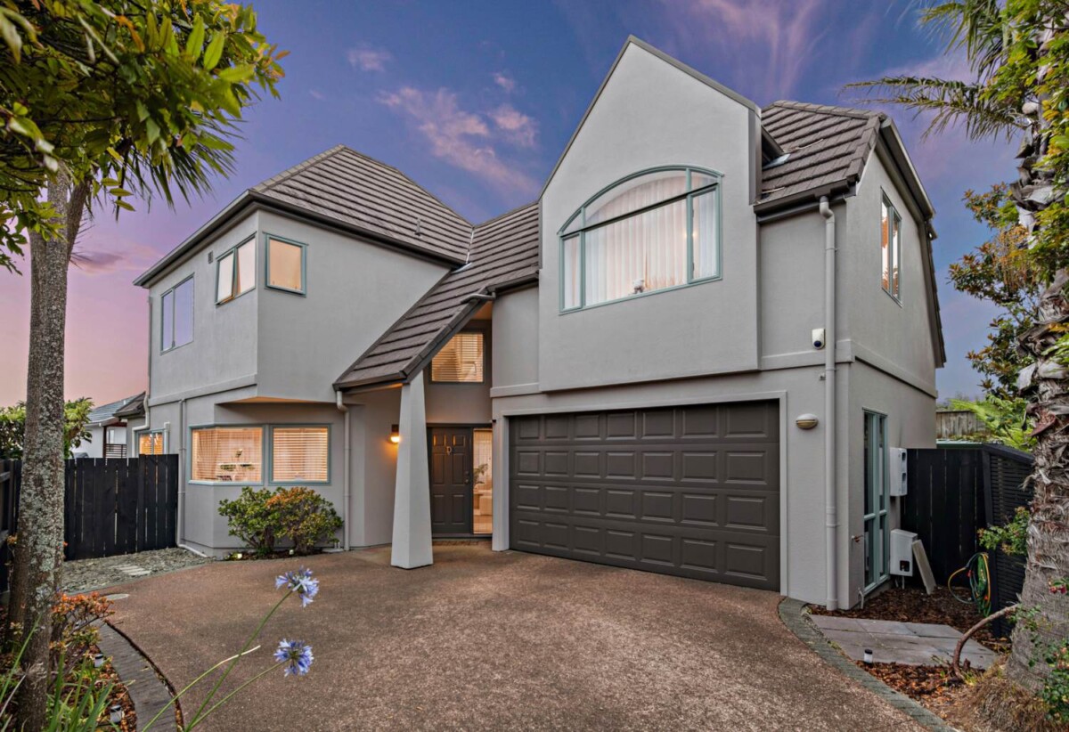 Once in 9 years, Fletcher-Built 3 beds 2.5 bath house on 314m2 section, 0.8 km to Botany Downs Secondary College and Willowbank School (Howick), 19D Claremont Way, East Tamaki Heights, Auckland
