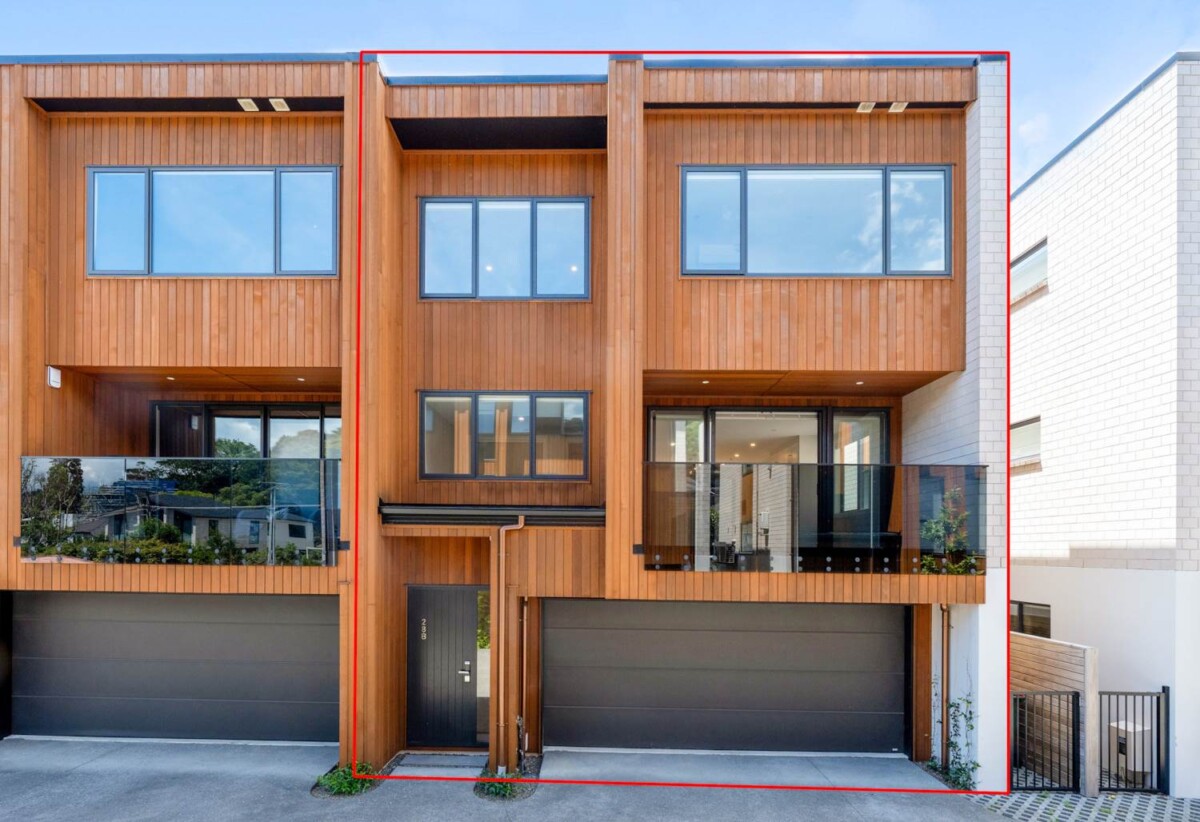 Double grammar schools zone, 219m2 Freehold 5 beds 4 baths home with double garage, 3 ensuites, 1.5 km to Epsom Girls’ Grammar School, 1.9 km to Auckland Grammar, 28B Hapua Street, Remuera, Auckland