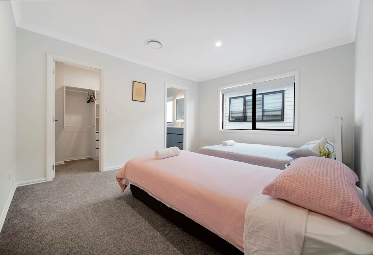 Ormiston school zone, 380m2 8 bedshouse on 401m2 section, with 3 beds granny and 1-bed granny, 14 Castlebane Lane, Flat Bush, Auckland
