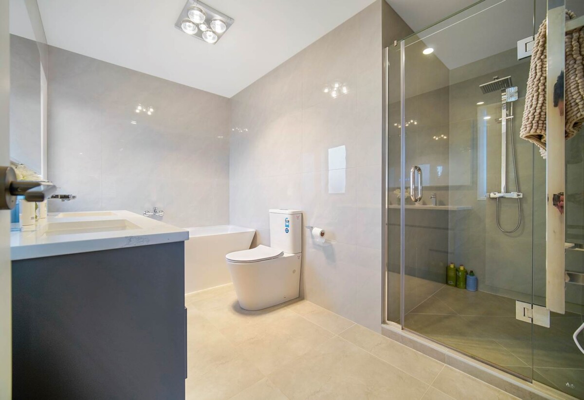 Ormiston school zone, 380m2 8 bedshouse on 401m2 section, with 3 beds granny and 1-bed granny, 14 Castlebane Lane, Flat Bush, Auckland