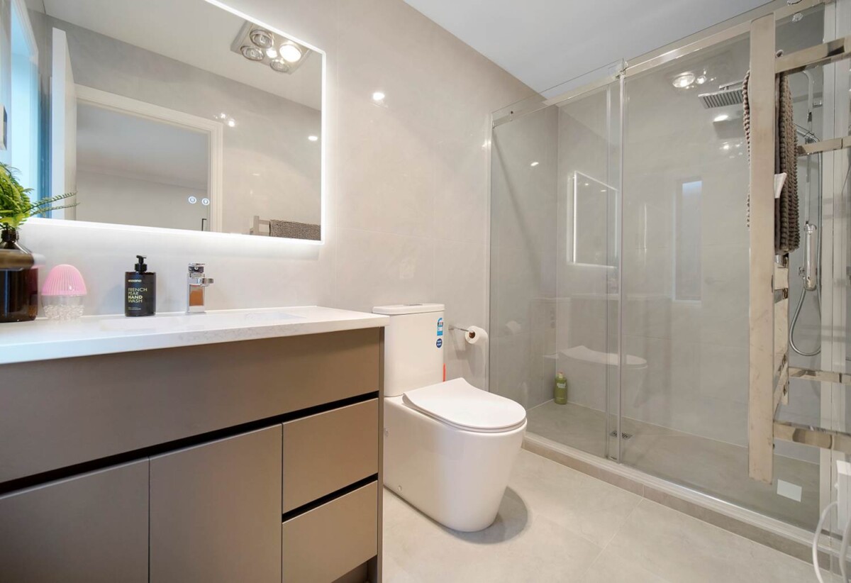 Ormiston school zone, 380m2 8 bedshouse on 401m2 section, with 3 beds granny and 1-bed granny, 14 Castlebane Lane, Flat Bush, Auckland