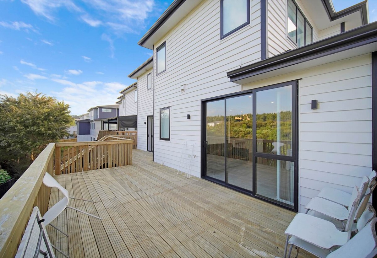 Ormiston school zone, 380m2 8 bedshouse on 401m2 section, with 3 beds granny and 1-bed granny, 14 Castlebane Lane, Flat Bush, Auckland