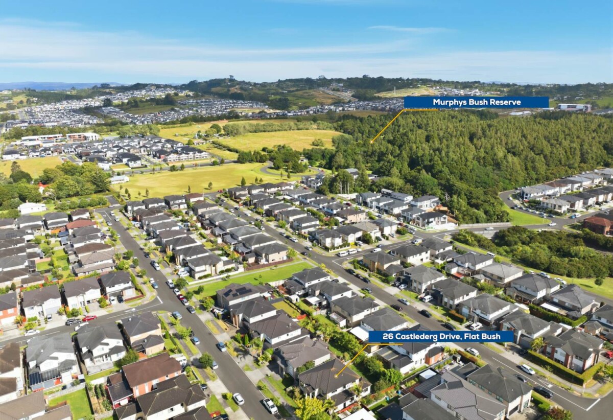 Vendors have relocated and want it sold, Walks to Ormiston school, 6 beds house on 425 m2 with 2 beds granny, 26 Castlederg Drive, Flat Bush, Auckland