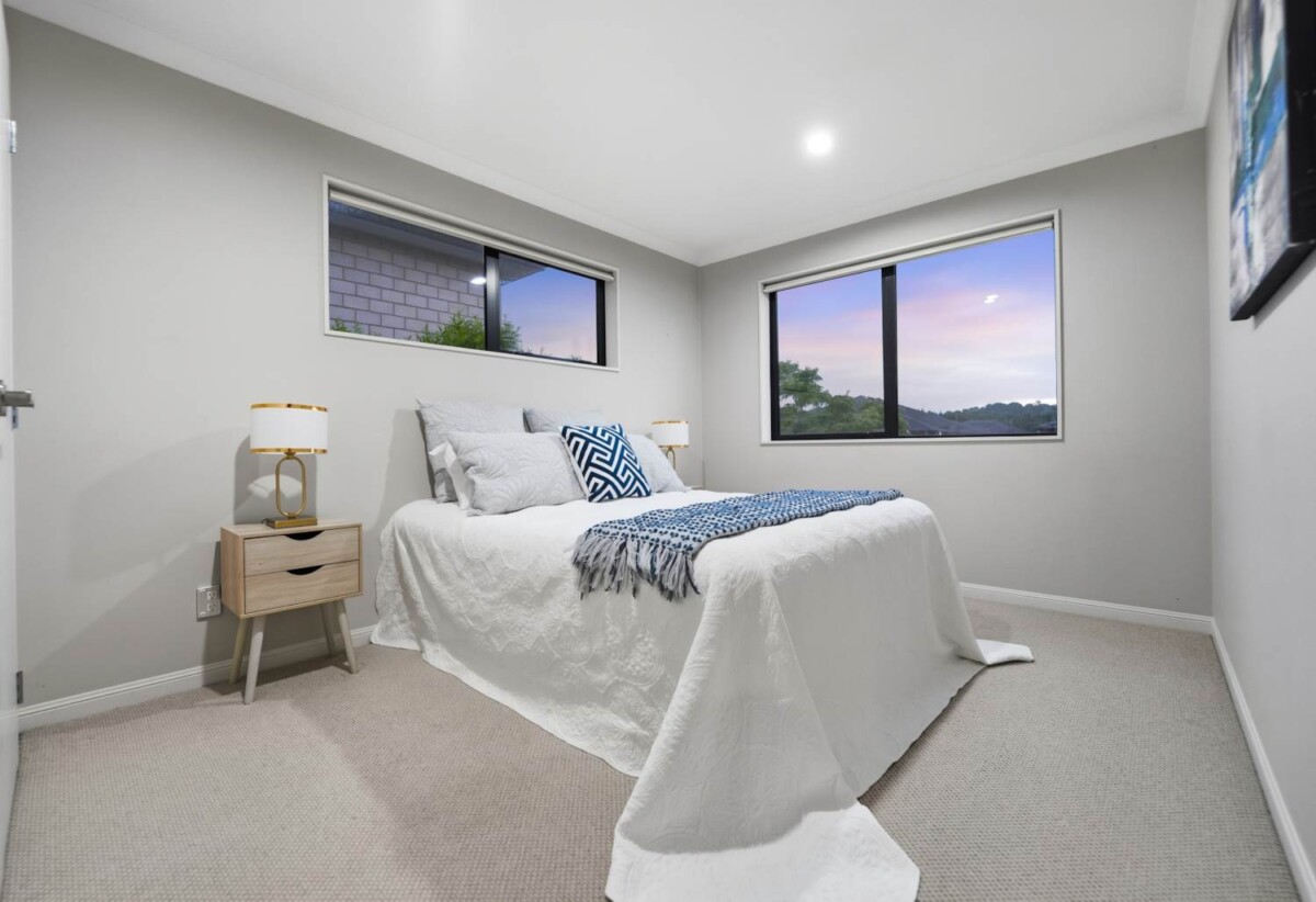 Vendors have relocated and want it sold, Walks to Ormiston school, 6 beds house on 425 m2 with 2 beds granny, 26 Castlederg Drive, Flat Bush, Auckland