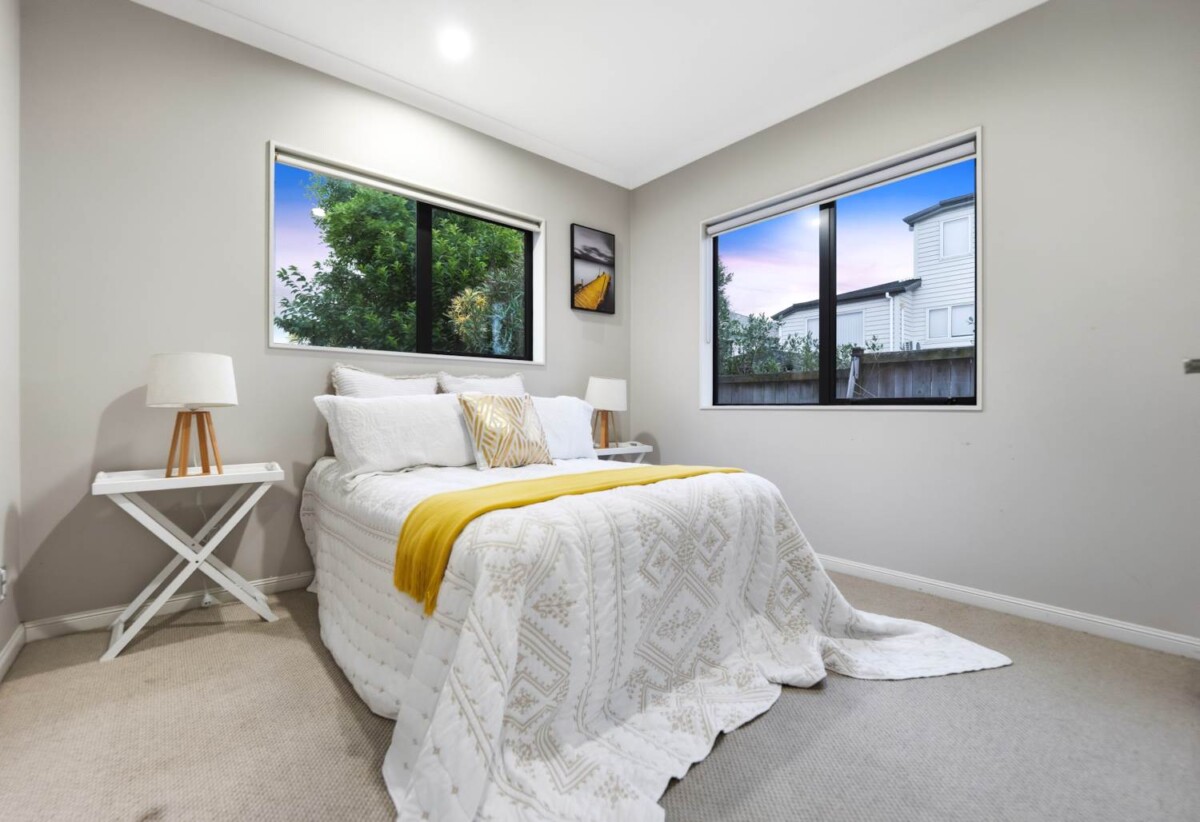 Vendors have relocated and want it sold, Walks to Ormiston school, 6 beds house on 425 m2 with 2 beds granny, 26 Castlederg Drive, Flat Bush, Auckland