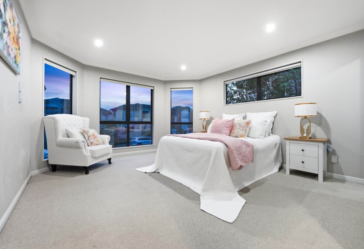 Vendors have relocated and want it sold, Walks to Ormiston school, 6 beds house on 425 m2 with 2 beds granny, 26 Castlederg Drive, Flat Bush, Auckland