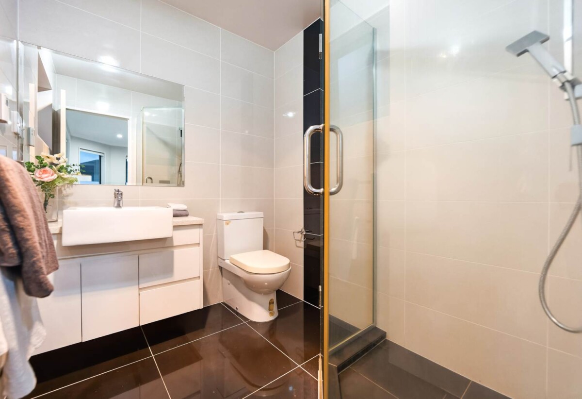 Vendors have relocated and want it sold, Walks to Ormiston school, 6 beds house on 425 m2 with 2 beds granny, 26 Castlederg Drive, Flat Bush, Auckland