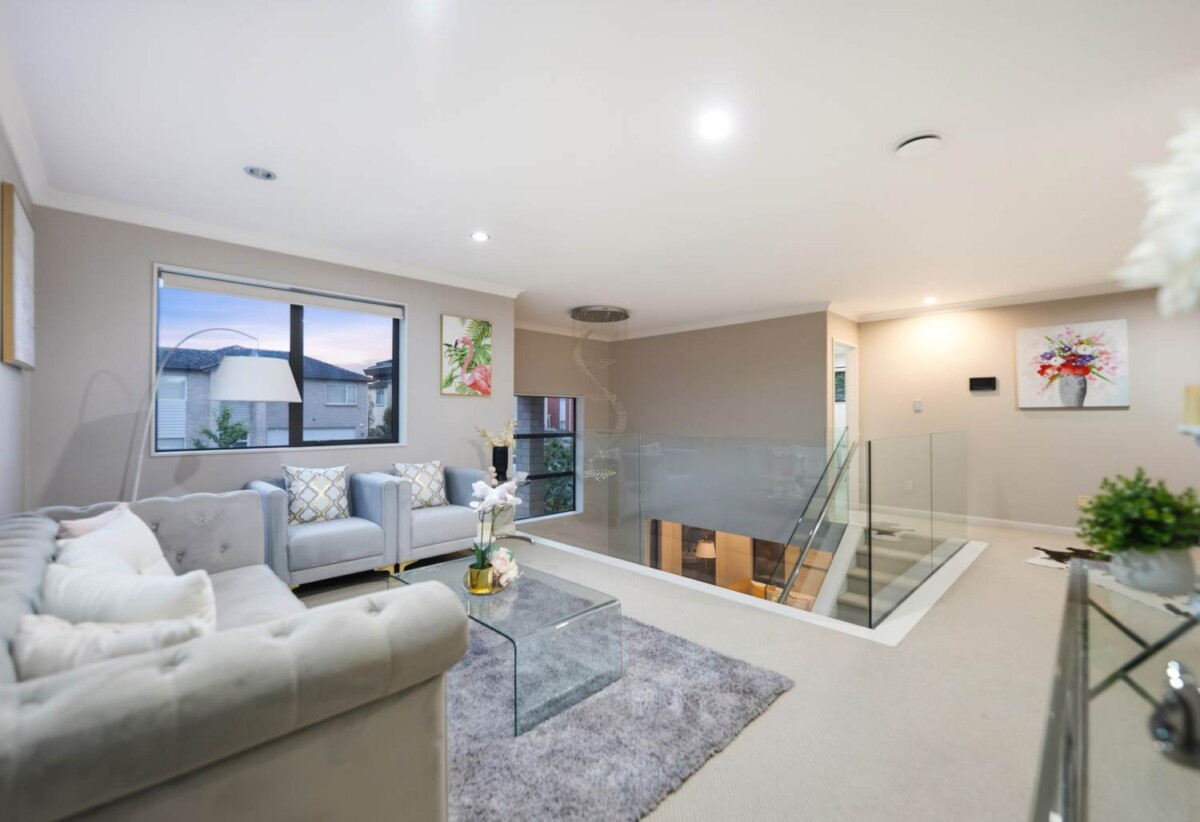Vendors have relocated and want it sold, Walks to Ormiston school, 6 beds house on 425 m2 with 2 beds granny, 26 Castlederg Drive, Flat Bush, Auckland