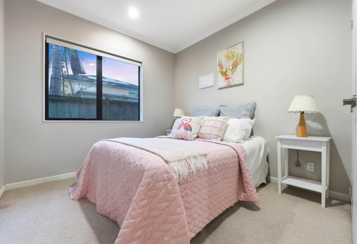 Vendors have relocated and want it sold, Walks to Ormiston school, 6 beds house on 425 m2 with 2 beds granny, 26 Castlederg Drive, Flat Bush, Auckland