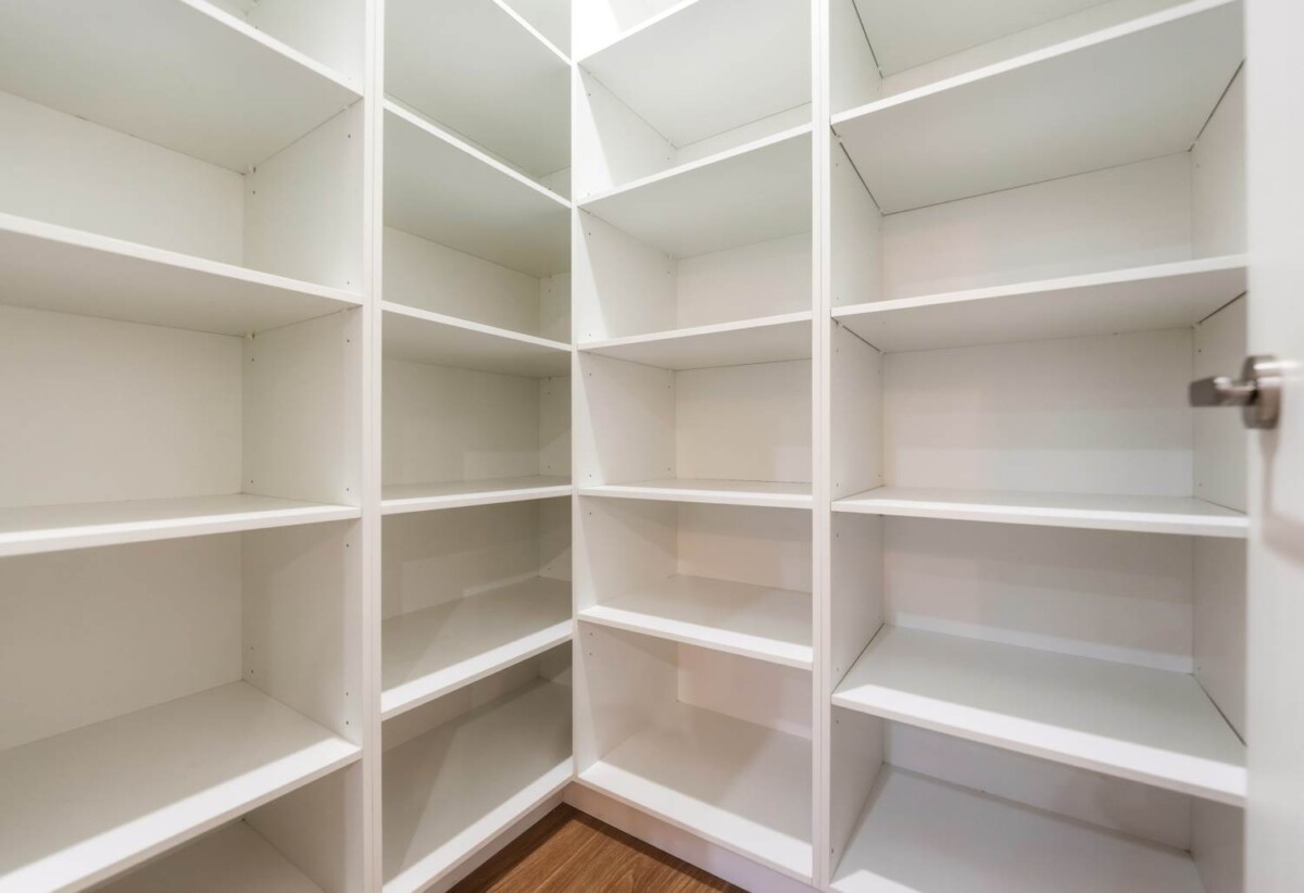 Vendors have relocated and want it sold, Walks to Ormiston school, 6 beds house on 425 m2 with 2 beds granny, 26 Castlederg Drive, Flat Bush, Auckland
