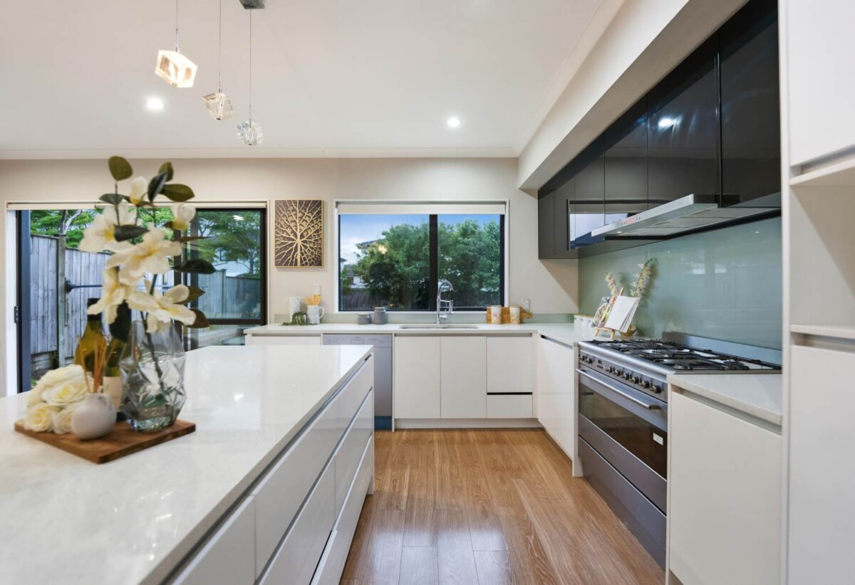 Vendors have relocated and want it sold, Walks to Ormiston school, 6 beds house on 425 m2 with 2 beds granny, 26 Castlederg Drive, Flat Bush, Auckland