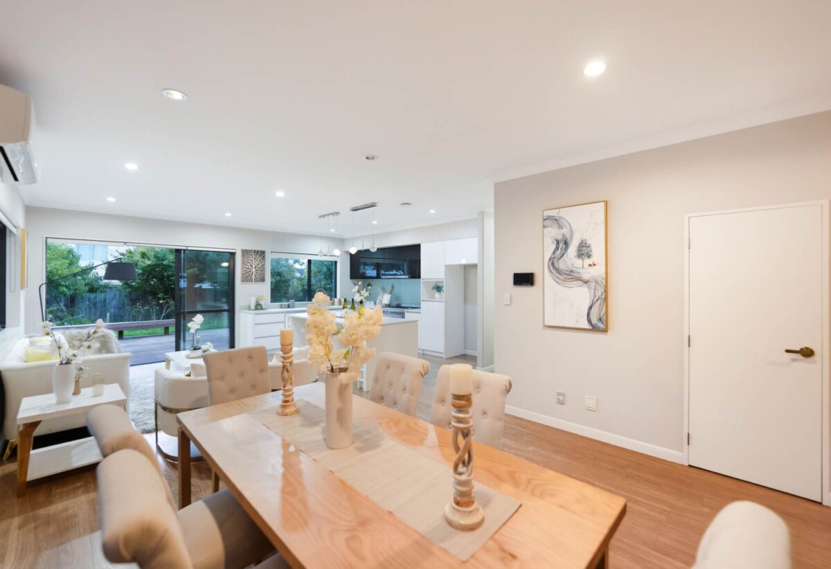 Vendors have relocated and want it sold, Walks to Ormiston school, 6 beds house on 425 m2 with 2 beds granny, 26 Castlederg Drive, Flat Bush, Auckland
