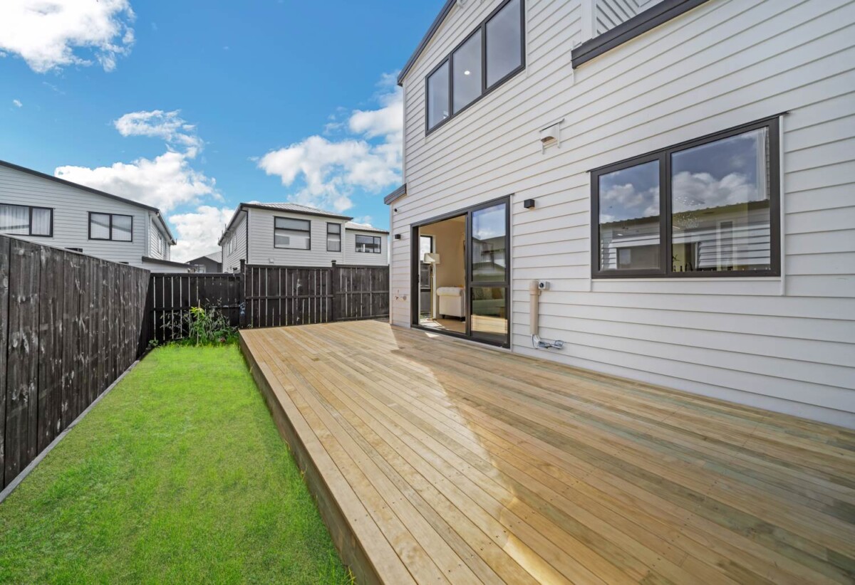 Brandnew 6 beds 5.5 baths house on 401m2 section, with 2 beds granny, 0.4 km to Mangapikopiko School, 1.4 km to Rosehill Intermediate, 1.6 km to Rosehill College, 26 Seagreen Avenue, Karaka, Auckland