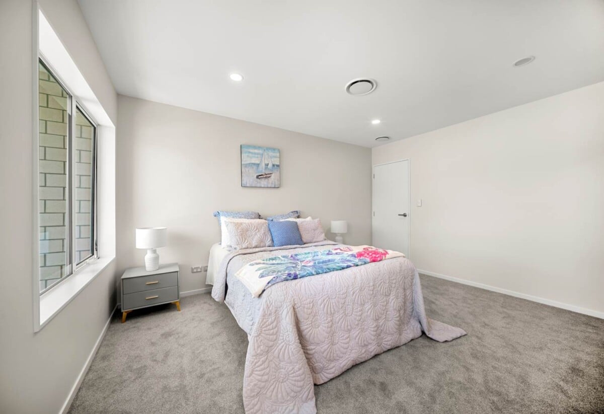 Brick and Tile 6 beds 5.5 baths house on 384m2 section, with MORE parking and 2-beds granny, close to schools, shopping centres, 9 Fong Road, Flat Bush, Auckland