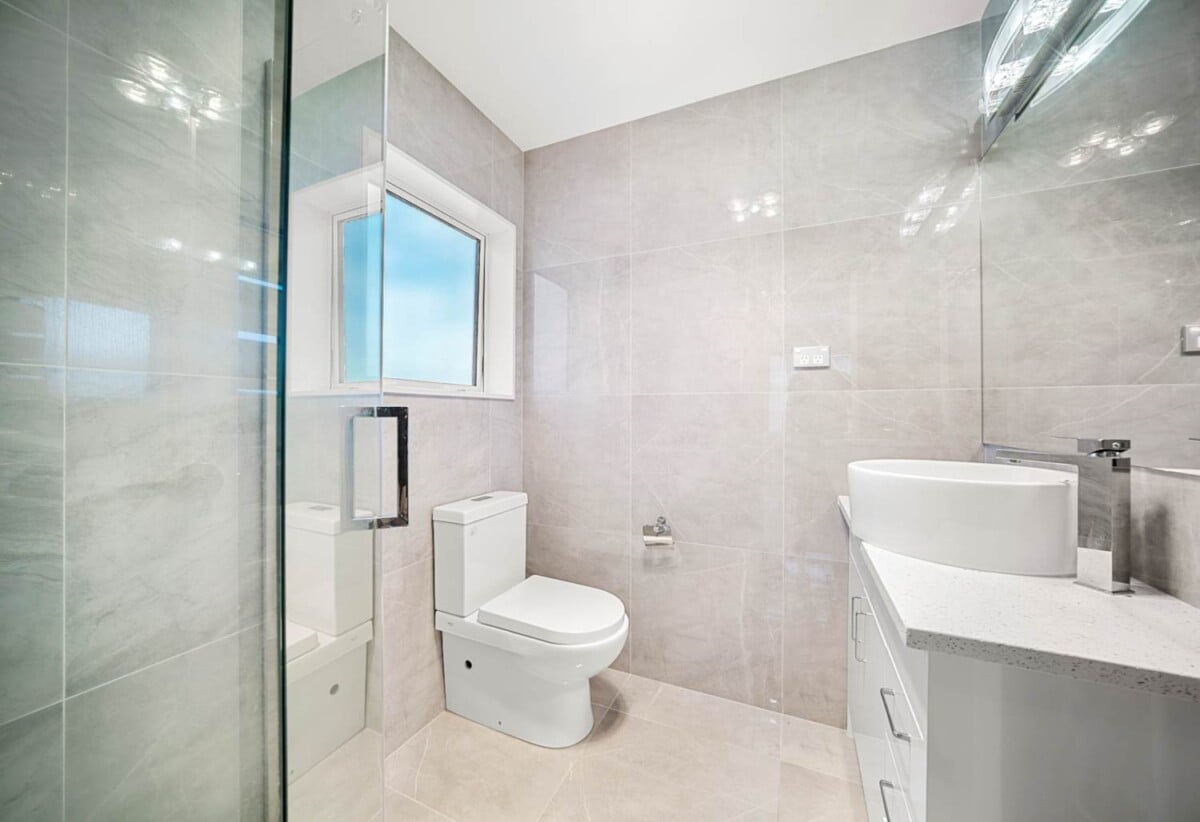 Brick and Tile 6 beds 5.5 baths house on 384m2 section, with MORE parking and 2-beds granny, close to schools, shopping centres, 9 Fong Road, Flat Bush, Auckland