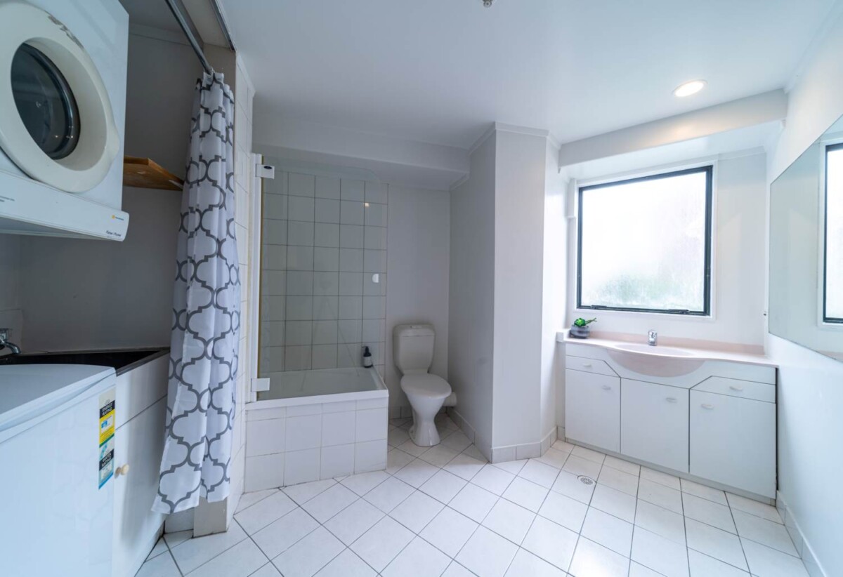Auckland Grammar, Auckland Girls’ Grammar School zone, freehold 2 beds 1 bath apartment with 1 car park, 2A/6 Whitaker Place, Grafton, Auckland