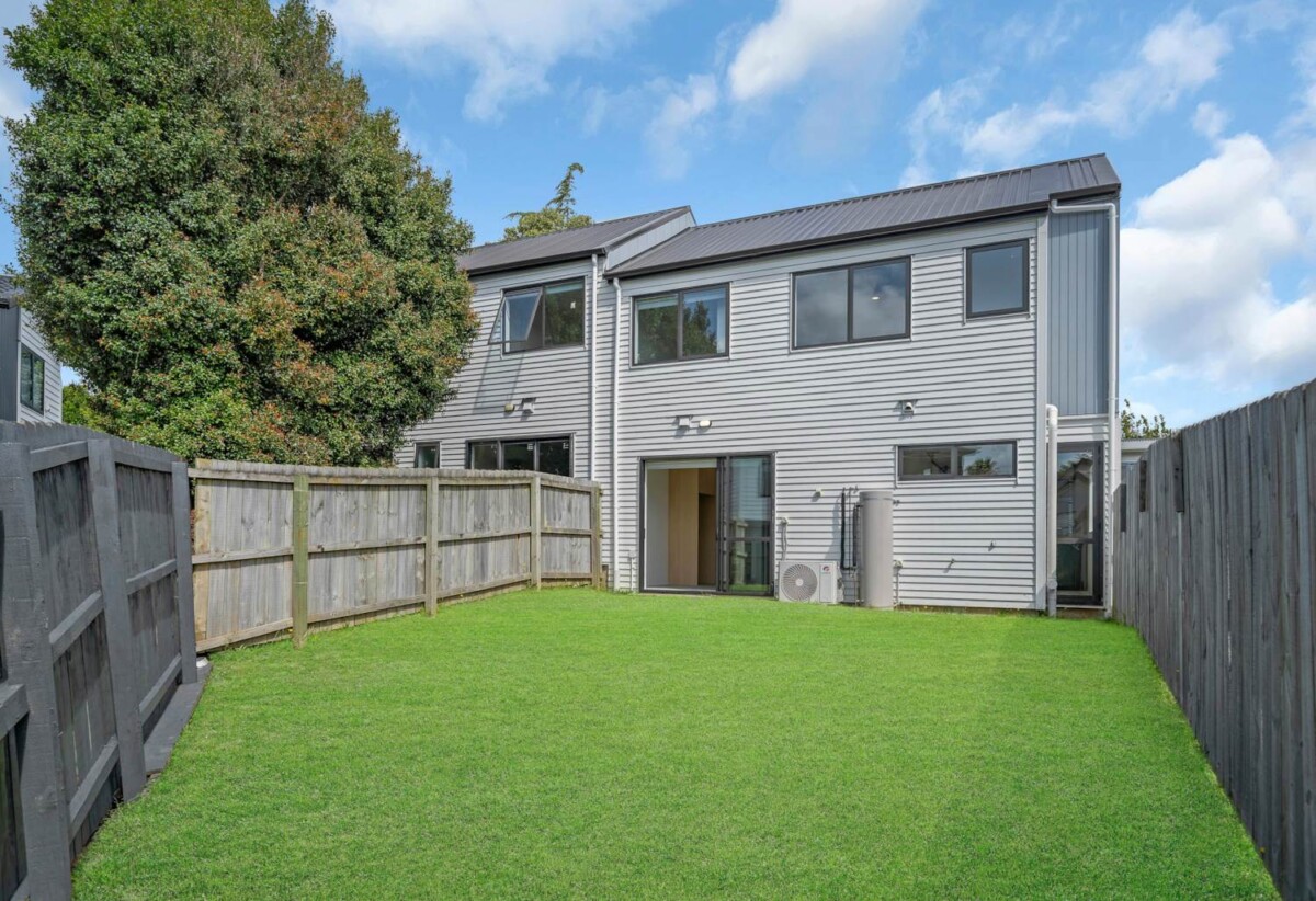 121m2 3 beds home on 164m2 section, with garage and big backyard, close to schools, shopping centres, parks, motorway access, 22B Tui Crescent, Manurewa, Auckland