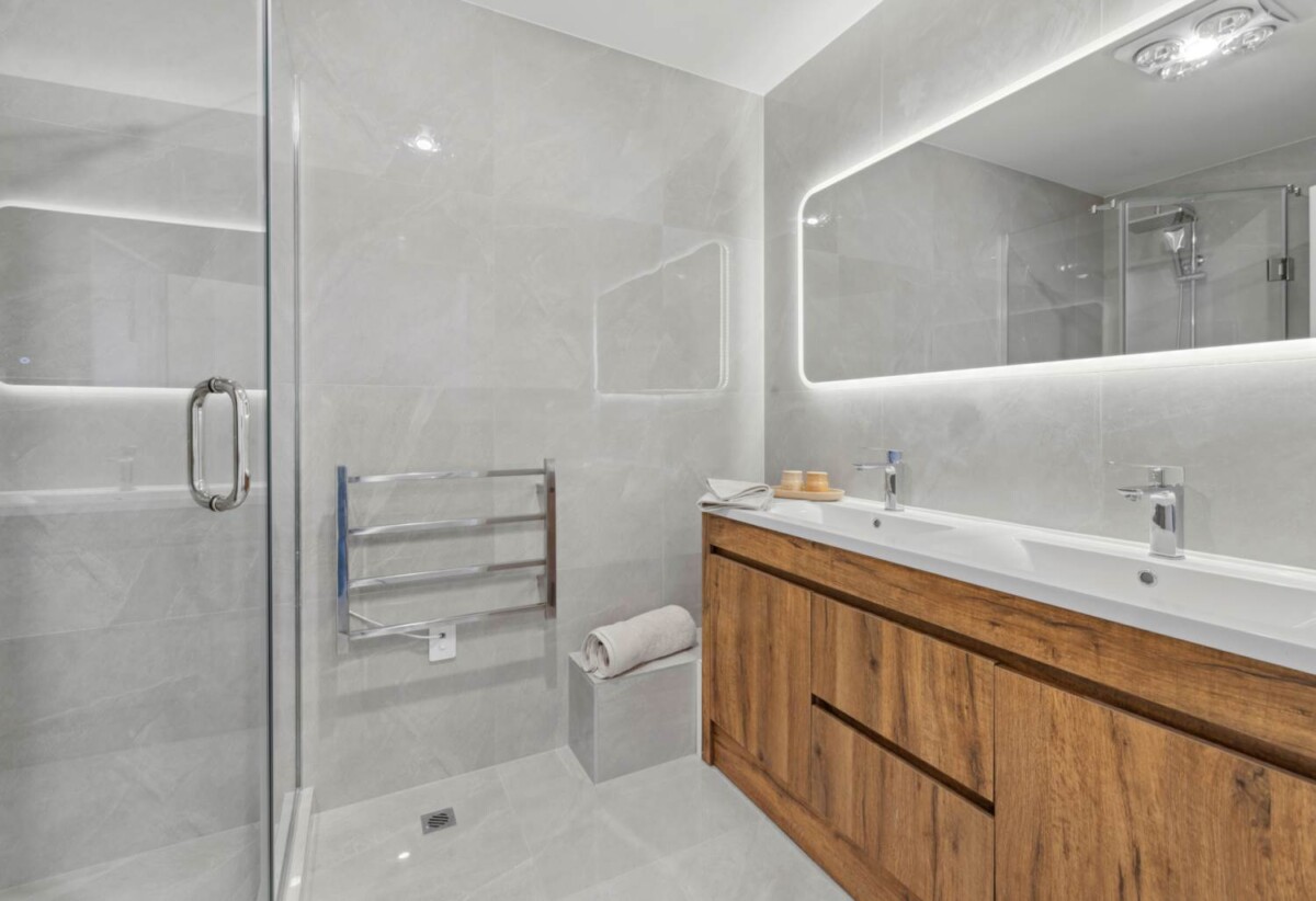 Brandnew standalone 3 beds 2 baths home with 2 car parks, Minutes to Auckland Botanic Gardens, shops, schools, motorway access, 1 km to Alfriston School and Alfriston College, 1/5 Wastney Road, Alfriston, Auckland
