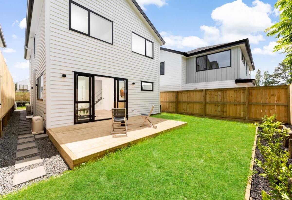 Move-in ready, 162m2 brandnew standalone 5 beds house on 213m2 section, close to schools shopping centres, motorway access, 2B Patrice Place, Massey, Auckland