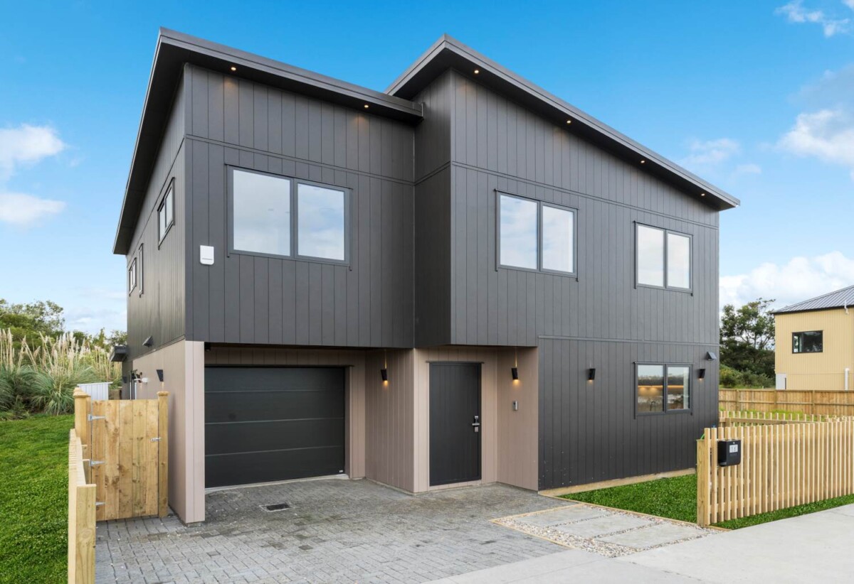 10 Years Master Build, brandnew 5 bed 3.5 baths house with garage and 2 ensuites, 0.4 km to Mangapikopiko School, 1.4 km to Rosehill Intermediate, 1.6 km to Rosehill College, 19 Taipahitini Road, Karaka, Auckland
