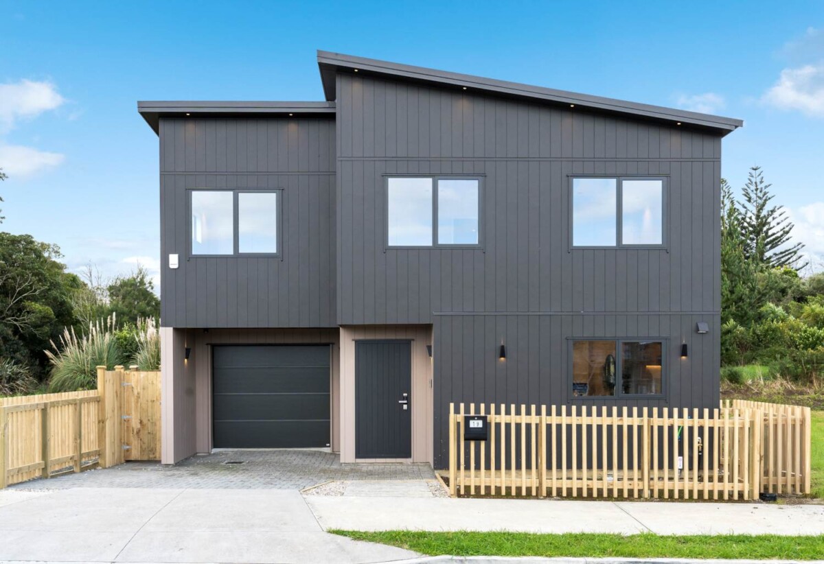 10 Years Master Build, brandnew 5 bed 3.5 baths house with garage and 2 ensuites, 0.4 km to Mangapikopiko School, 1.4 km to Rosehill Intermediate, 1.6 km to Rosehill College, 19 Taipahitini Road, Karaka, Auckland