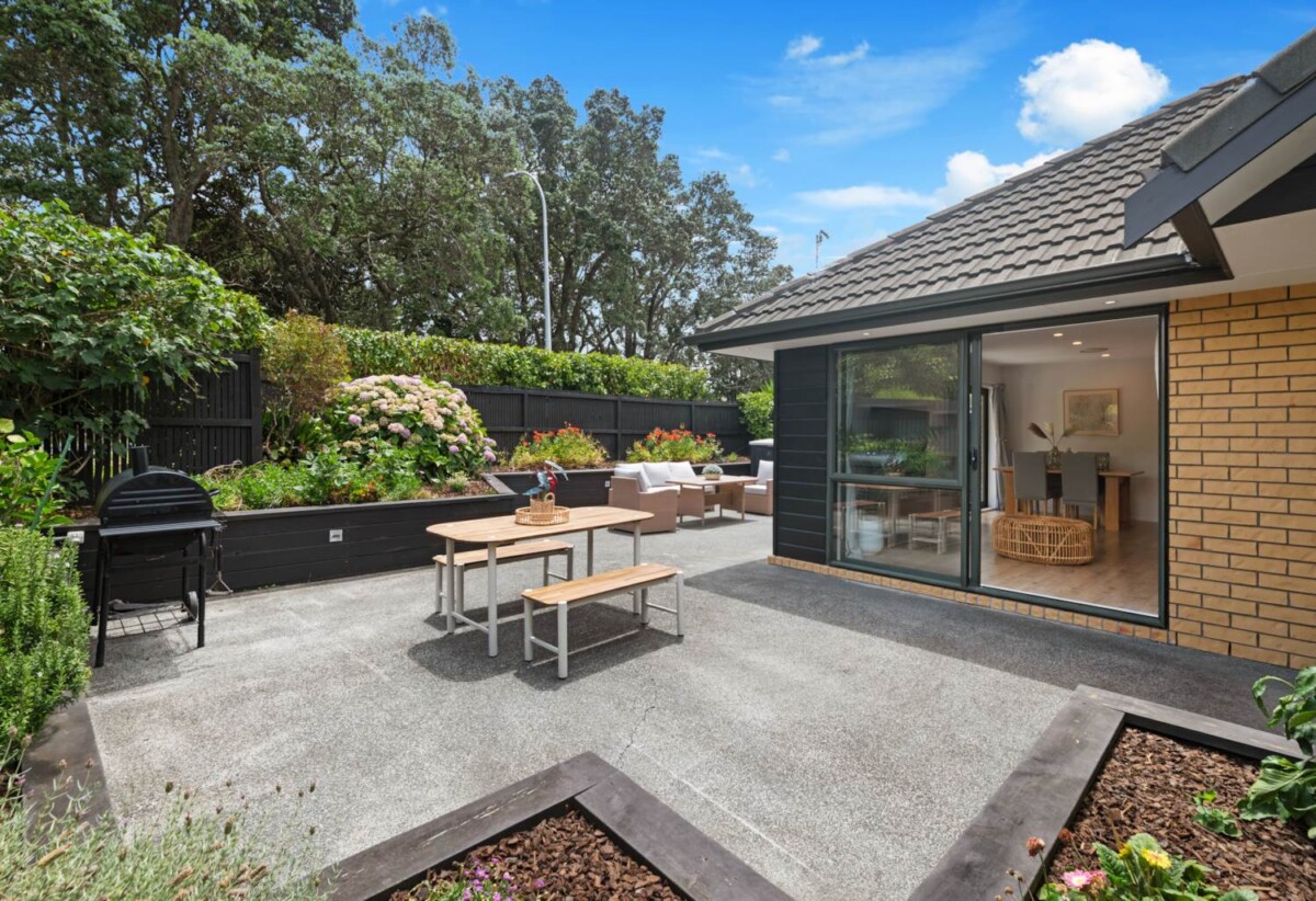 Move-in ready, brick and tile 3 beds 1.5 baths house on 323m2 section, 0.7 km to Pakuranga College, 0.9 km to Macleans Primary School, 1.1 km to Bucklands Beach Intermediate, 197 Gills Road, Half Moon Bay, Auckland