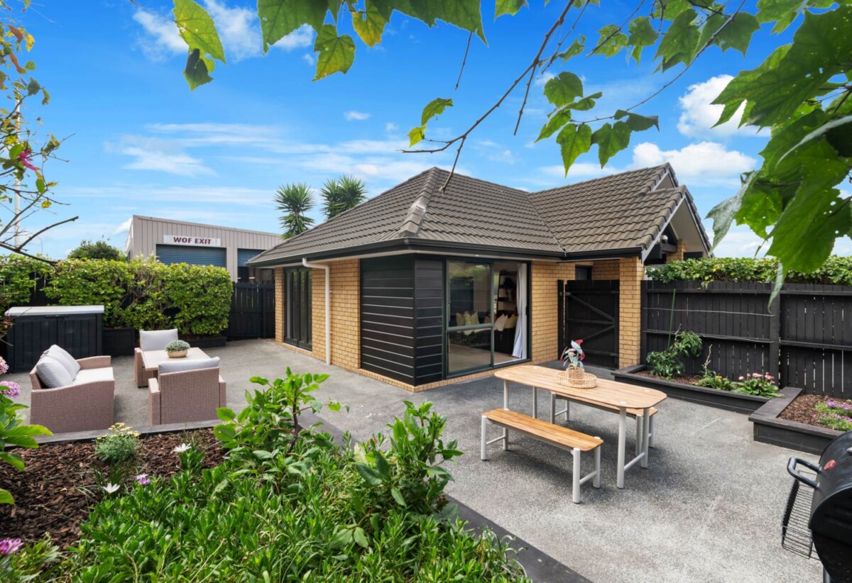 Move-in ready, brick and tile 3 beds 1.5 baths house on 323m2 section, 0.7 km to Pakuranga College, 0.9 km to Macleans Primary School, 1.1 km to Bucklands Beach Intermediate, 197 Gills Road, Half Moon Bay, Auckland