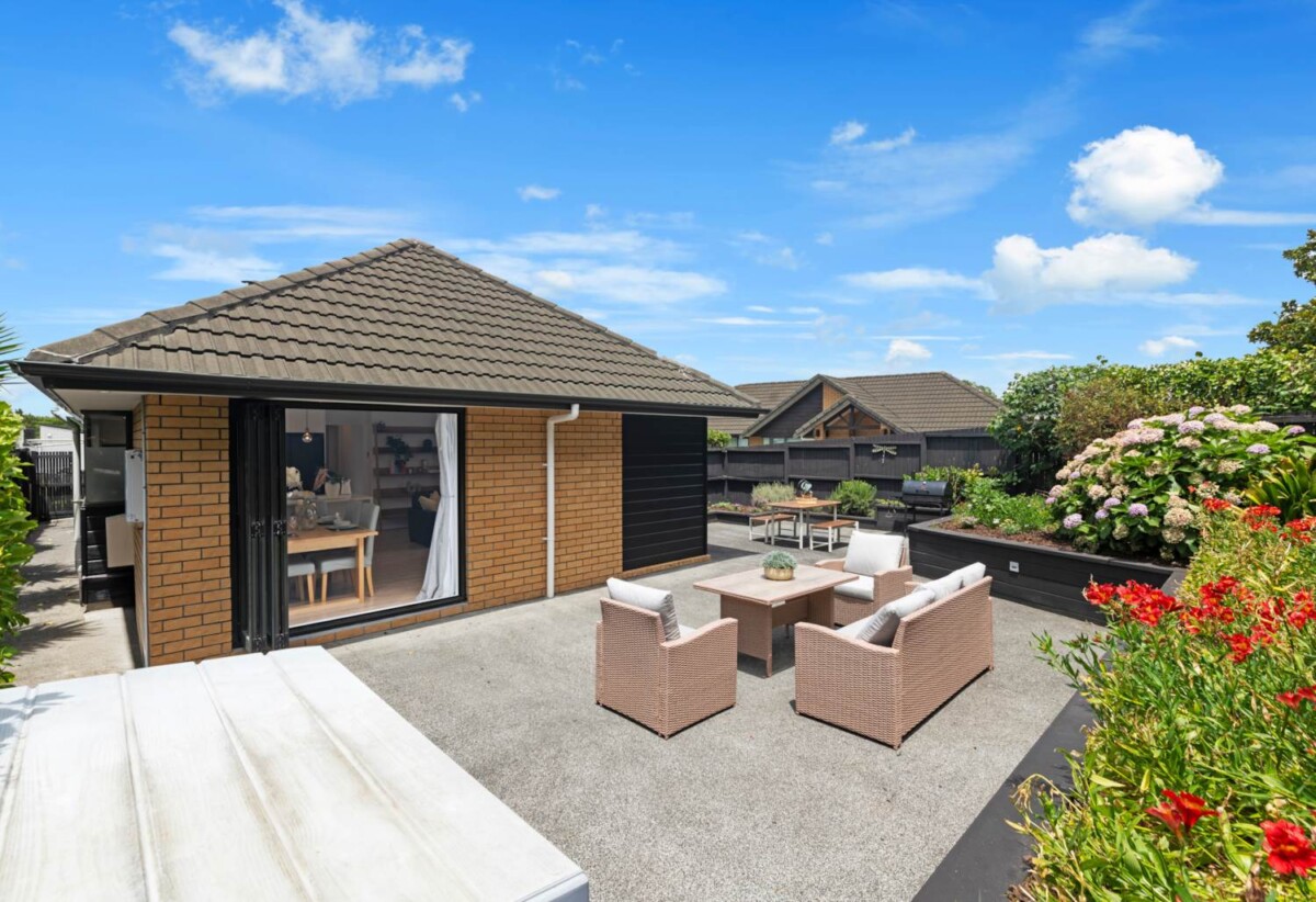 Move-in ready, brick and tile 3 beds 1.5 baths house on 323m2 section, 0.7 km to Pakuranga College, 0.9 km to Macleans Primary School, 1.1 km to Bucklands Beach Intermediate, 197 Gills Road, Half Moon Bay, Auckland