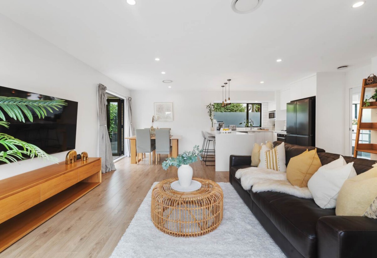 Move-in ready, brick and tile 3 beds 1.5 baths house on 323m2 section, 0.7 km to Pakuranga College, 0.9 km to Macleans Primary School, 1.1 km to Bucklands Beach Intermediate, 197 Gills Road, Half Moon Bay, Auckland