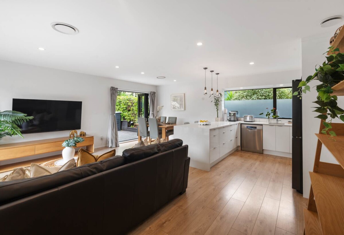 Move-in ready, brick and tile 3 beds 1.5 baths house on 323m2 section, 0.7 km to Pakuranga College, 0.9 km to Macleans Primary School, 1.1 km to Bucklands Beach Intermediate, 197 Gills Road, Half Moon Bay, Auckland
