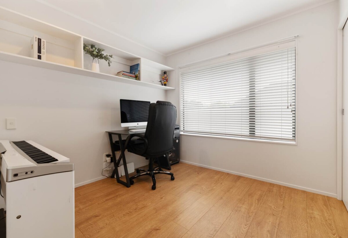 Move-in ready, brick and tile 3 beds 1.5 baths house on 323m2 section, 0.7 km to Pakuranga College, 0.9 km to Macleans Primary School, 1.1 km to Bucklands Beach Intermediate, 197 Gills Road, Half Moon Bay, Auckland