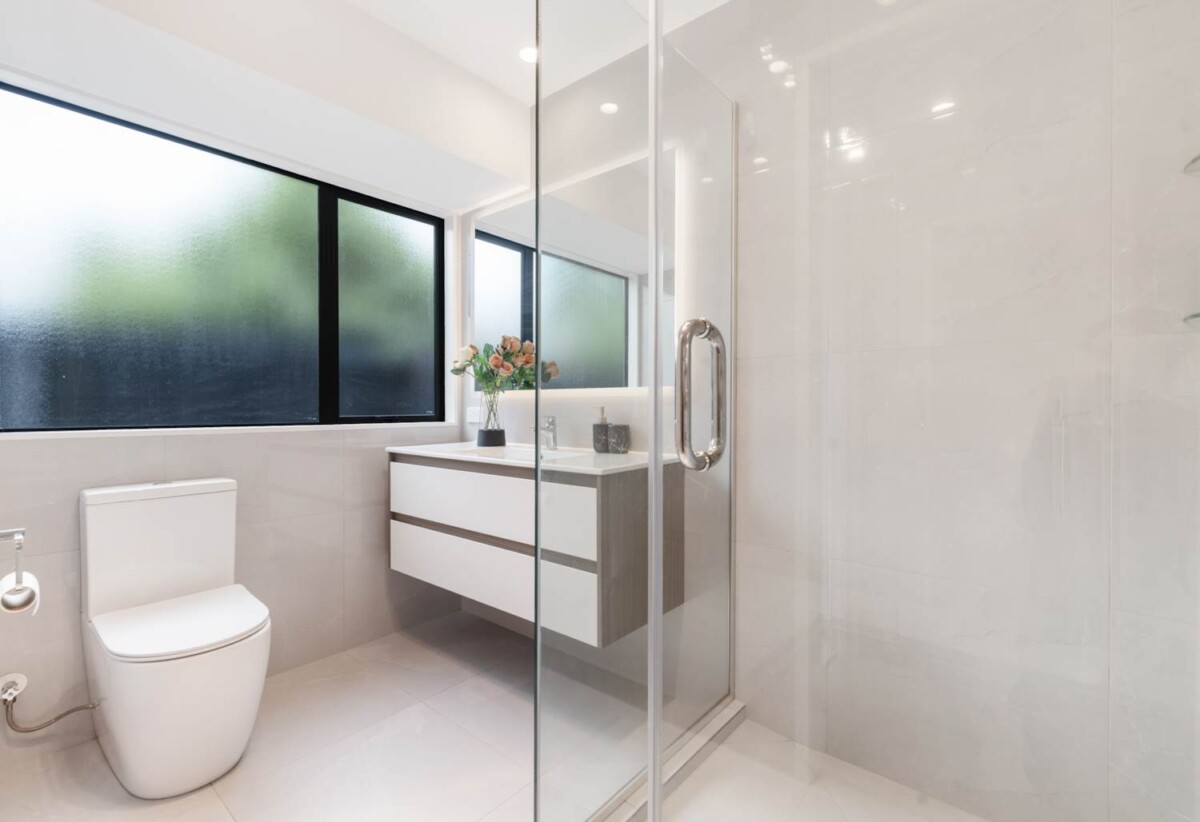 Move-in ready, brick and tile 3 beds 1.5 baths house on 323m2 section, 0.7 km to Pakuranga College, 0.9 km to Macleans Primary School, 1.1 km to Bucklands Beach Intermediate, 197 Gills Road, Half Moon Bay, Auckland