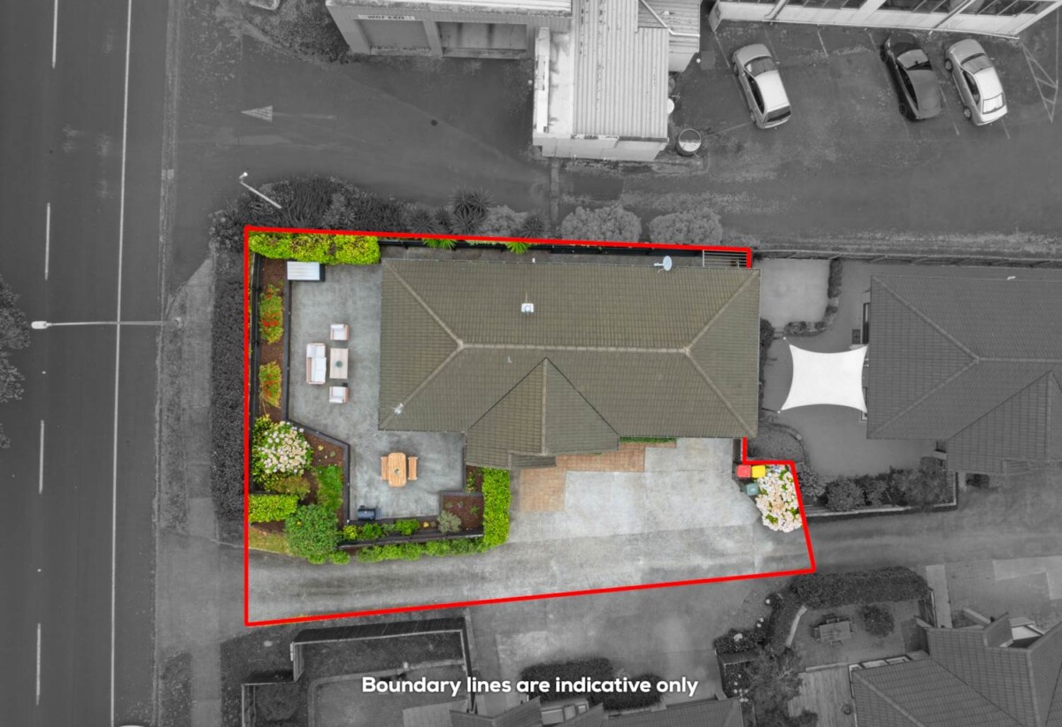 Move-in ready, brick and tile 3 beds 1.5 baths house on 323m2 section, 0.7 km to Pakuranga College, 0.9 km to Macleans Primary School, 1.1 km to Bucklands Beach Intermediate, 197 Gills Road, Half Moon Bay, Auckland